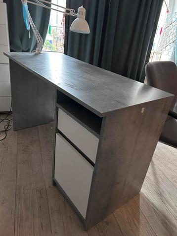 Desk beschikbaar voor biedingen