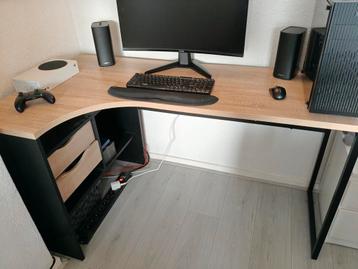 Bureau voor werk of gaming. Hoekbureau Hannover  beschikbaar voor biedingen