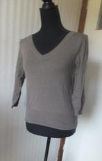 Leuk truitje van H&M met v hals in taupe XS. Rekt mee. 7,50., Kleding | Dames, Truien en Vesten, H&M, Bruin, Verzenden, Maat 34 (XS) of kleiner