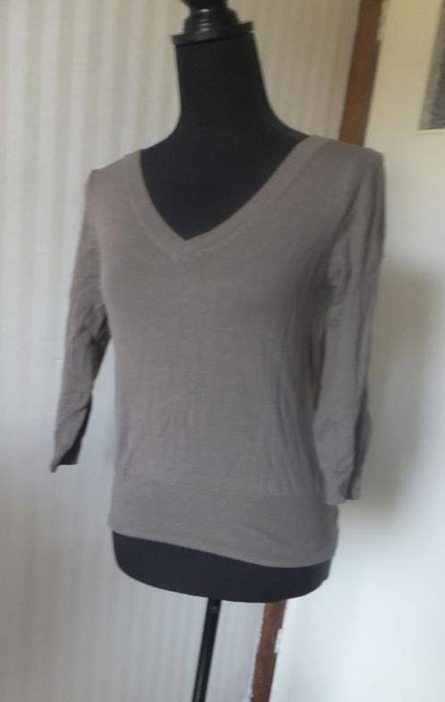 Leuk truitje van H&M met v hals in taupe XS. Rekt mee. 7,50., Kleding | Dames, Truien en Vesten, Gedragen, Maat 34 (XS) of kleiner