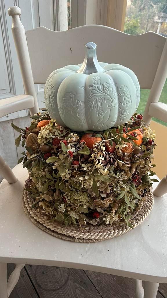 Decoratieve pompoen met herfststuk, Huis en Inrichting, Woonaccessoires | Kransen, Zo goed als nieuw, Ophalen of Verzenden