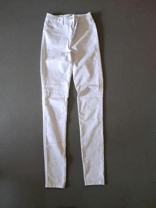 Zeer leuke en bijna nieuwe witte ONLY spijkerbroek, Kleding | Dames, Spijkerbroeken en Jeans, Zo goed als nieuw, W27 (confectie 34) of kleiner
