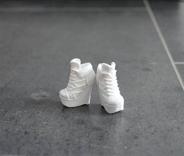 Barbie kleding nieuw - Originele hoge hakken schoenen wit beschikbaar voor biedingen