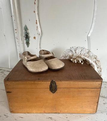 Brocante oud houten kistje met sluiting beschikbaar voor biedingen