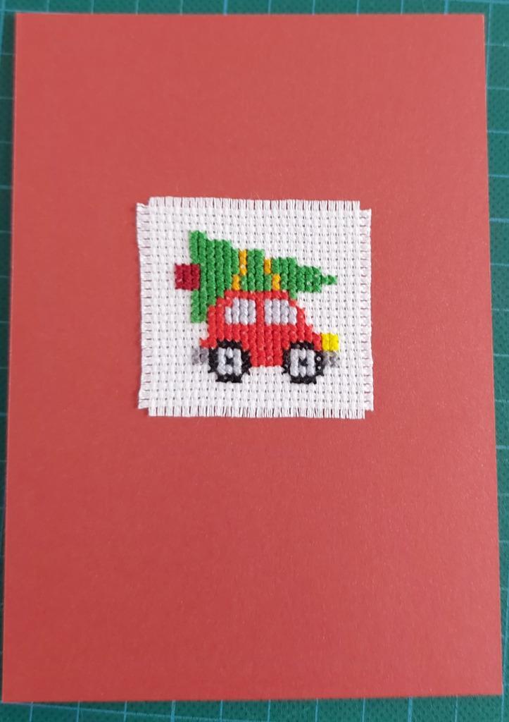geborduurde kerstkaart met auto met kerstboom (1743), Hobby en Vrije tijd, Kaarten | Zelfgemaakt, Nieuw, Kerst, Ophalen of Verzenden