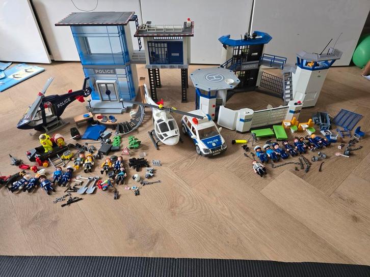 Playmobile 2 politiekazernes,  kasteel, en nog meer, Kinderen en Baby's, Speelgoed | Playmobil, Zo goed als nieuw, Ophalen