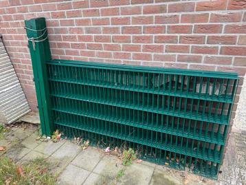 Groen metaal hekwerk beschikbaar voor biedingen