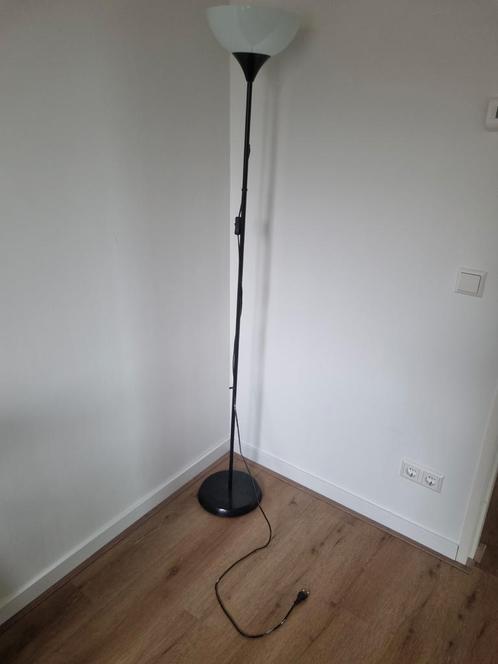 Staande lamp met glazen kap, Huis en Inrichting, Lampen | Vloerlampen, Gebruikt, 150 tot 200 cm, Glas, Metaal, Ophalen