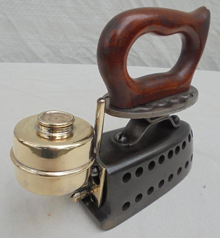 Aparte strijkbout strijkijzer  spiritusbout, Antiek en Kunst, Antiek | Gereedschap en Instrumenten, Ophalen of Verzenden