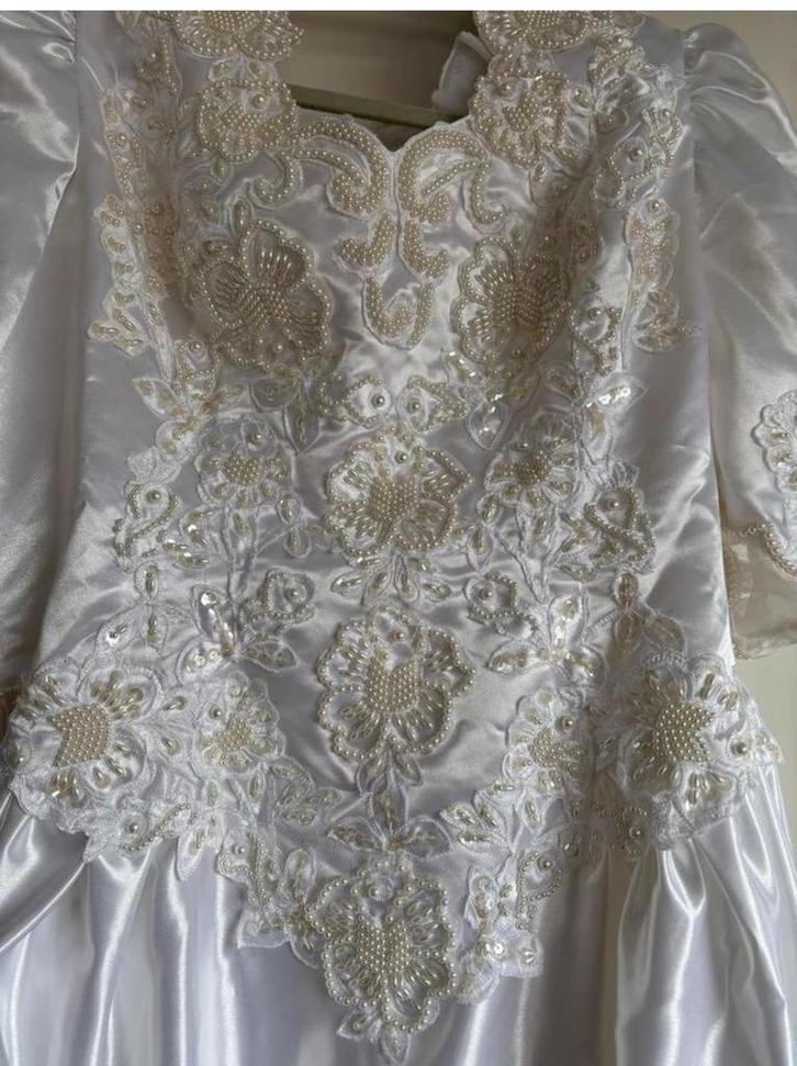 Witte trouwjurk met sleep en hoepel, Kleding | Dames, Trouwkleding en Trouwaccessoires, Zo goed als nieuw, Trouwjurk, Wit, Ophalen of Verzenden