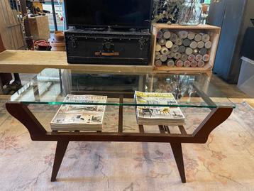 Vintage salontafel met dikke glasplaat (mid century) beschikbaar voor biedingen