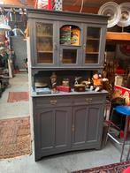 Antieke, grijze buffetkast met geslepen glas en sleutels, Ophalen, Gebruikt, 100 tot 150 cm, Klassiek