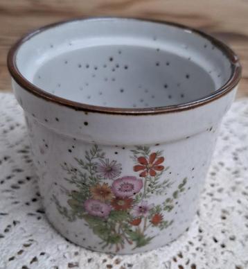 Klein vintage bloempotje met veldbloemen beschikbaar voor biedingen