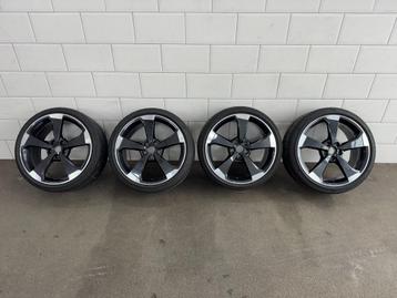 Audi OEM RS3 19 inch zwarte rotors zomerset Pirelli's beschikbaar voor biedingen