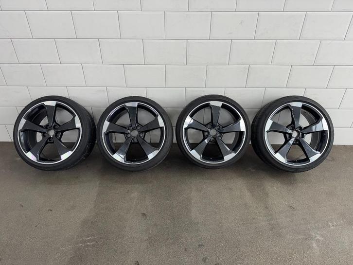 Audi OEM RS3 19 inch zwarte rotors zomerset Pirelli's, Auto-onderdelen, Banden en Velgen, Banden en Velgen, Zomerbanden, 19 inch