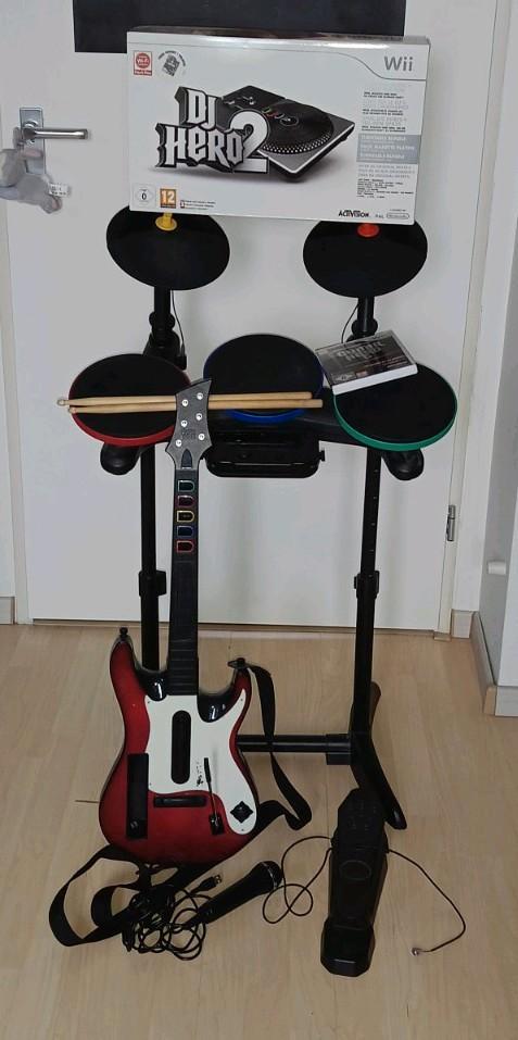Wii Band guitar dj hero set met gitaar, drumstel, draaitafel, Spelcomputers en Games, Games | Nintendo Wii, Zo goed als nieuw