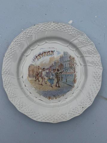 Bordje St Amand met decor en maandvermelding Februari beschikbaar voor biedingen