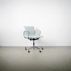 1x Vitra Eames Ea117 Bureaustoel Licht blauw Hopsak – Chroom