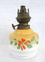 Antiek olielampje wit glas met spuitdecor - spritzdekor (1), Ophalen