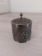 Verzilverd theebusje met Reliëf, Ophalen