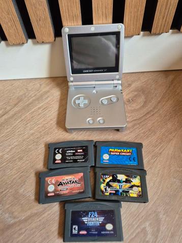 Game Boy Advance SP Zilver + 5 Games beschikbaar voor biedingen