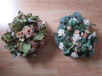 Twee bloemstukjes met kunstbloemen beschikbaar voor biedingen