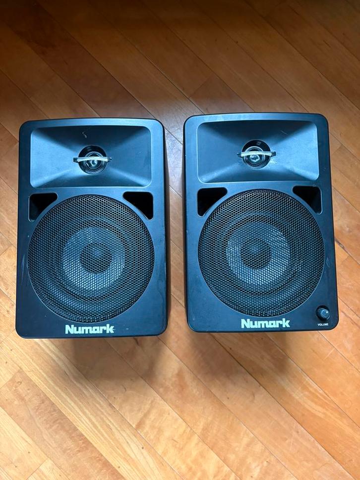 Numark N-Wave 580L, Audio, Tv en Foto, Luidsprekers, Zo goed als nieuw, Front, Rear of Stereo speakers, 120 watt of meer, Overige merken