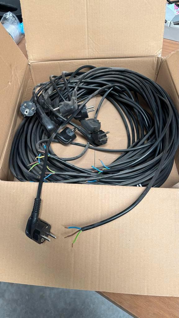 Aangegoten stekker snoeren  3 aderig 4 meter lengte 10 stuks, Doe-het-zelf en Verbouw, Elektra en Kabels, Nieuw, Kabel of Snoer