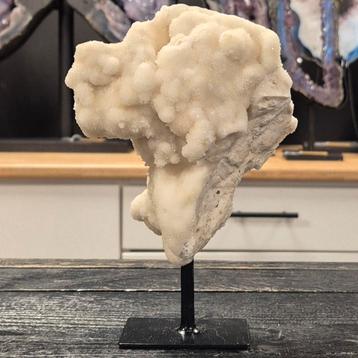 Calciet druzy op standaard 1511 gram

 beschikbaar voor biedingen