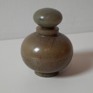 Brocante groen spekstenen parfumflesje beschikbaar voor biedingen