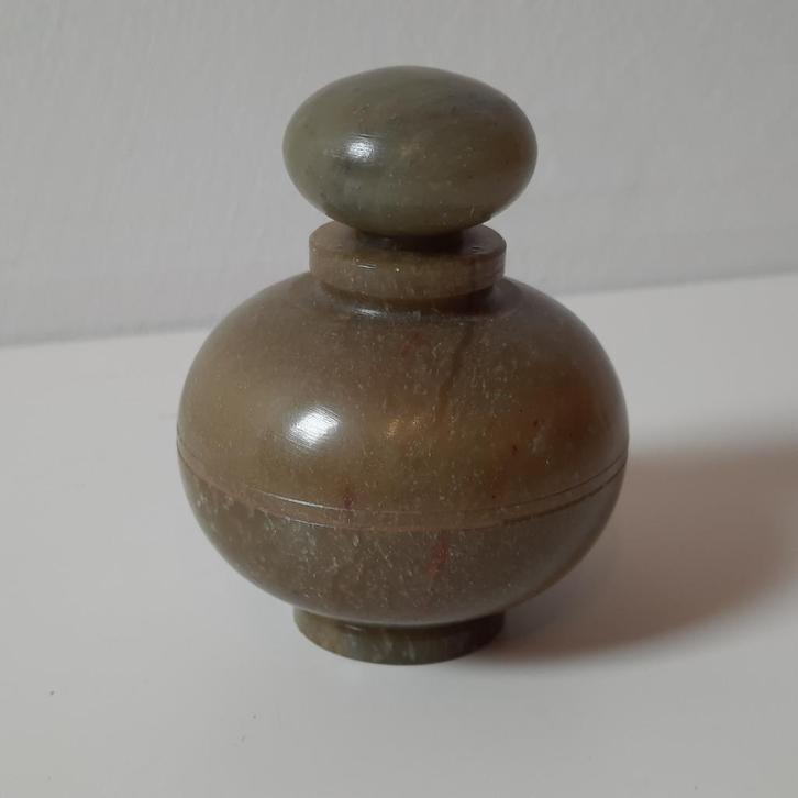 Brocante groen spekstenen parfumflesje, Antiek en Kunst, Curiosa en Brocante, Ophalen of Verzenden