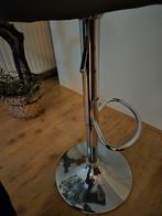 Moderne barkruk met voetsteun, Huis en Inrichting, Barkrukken, Ophalen, Gebruikt, Metaal, In hoogte verstelbaar