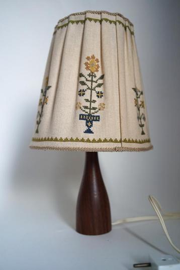 Vintage Teak tafellamp jaren '50 geborduurde stoffen kap. beschikbaar voor biedingen
