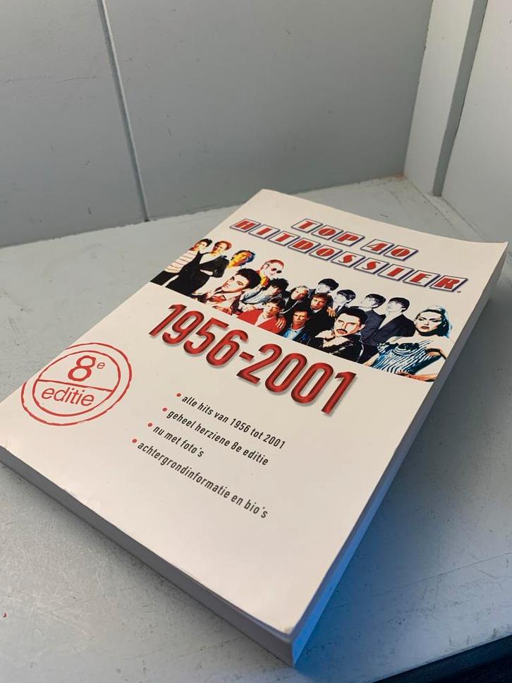 Top 40 Hitdossier 1956-2001 - 8e editie, Boeken, Muziek, Zo goed als nieuw, Ophalen of Verzenden