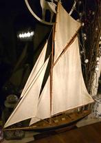Houten schaalmodel zeilboot Pen Duick op standaard, Hobby en Vrije tijd, Modelbouw | Boten en Schepen, Ophalen, Gebruikt, 1:32 tot 1:50