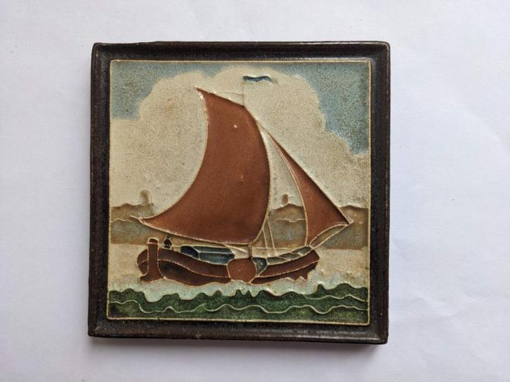 "Porceleyne Fles tegel – zeilboot – ca. 1920 – reliëf ", Antiek en Kunst, Antiek | Wandborden en Tegels, Ophalen of Verzenden