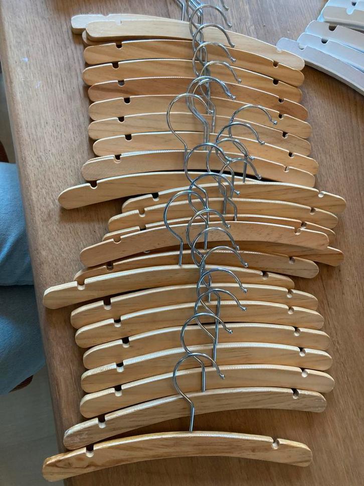 Houten Kledinghangers - Set van 26, Kinderen en Baby's, Babykleding | Overige, Zo goed als nieuw, Jongetje of Meisje, Ophalen