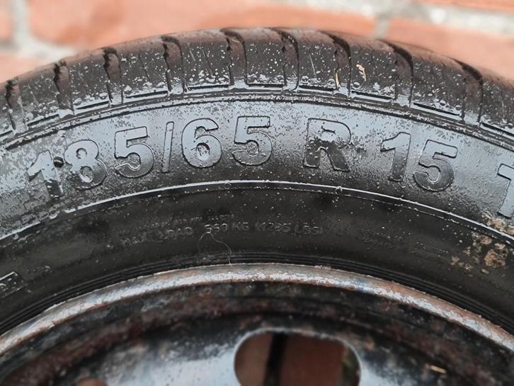 4 winterbanden TYFOON 185/65/15, Auto diversen, Autosport-onderdelen, Zo goed als nieuw, Ophalen of Verzenden