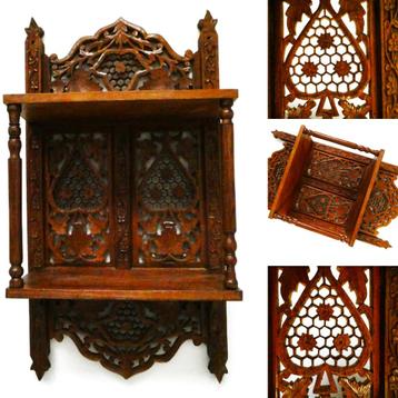 Een houtgesneden wandkastje / console met 2 plateau's rek beschikbaar voor biedingen