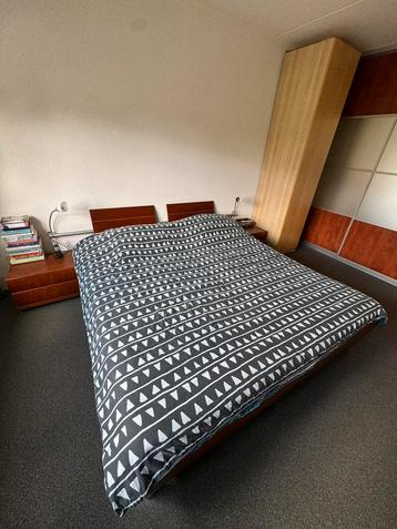 Tweepersoons elektrisch verstelbaar bruin bed – complete set beschikbaar voor biedingen