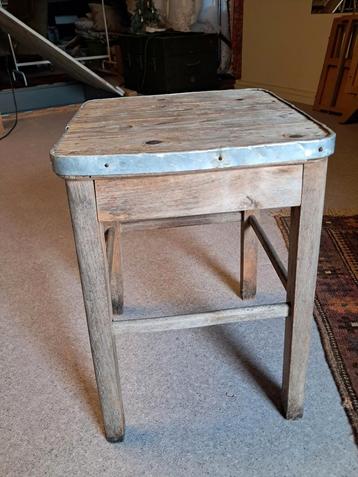 Houten krukje met metalen rand beschikbaar voor biedingen