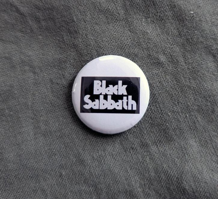 Black Sabbath Band button – 25mm button / speld / pin, Verzamelen, Speldjes, Pins en Buttons, Nieuw, Button, Overige onderwerpen