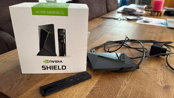 NVIDIA Shield TV (met afstandsbediening en originele doos), Audio, Tv en Foto, Mediaspelers, Zo goed als nieuw, Zonder harde schijf