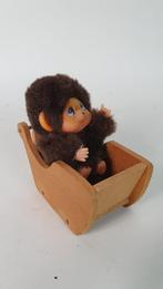 Vintage Mini Monchhichi poppetje, houten slee. 8B11, Verzamelen, Poppetjes en Figuurtjes, Gebruikt, Ophalen of Verzenden