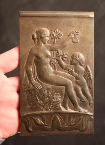Antieke bronzen plaquette  beschikbaar voor biedingen