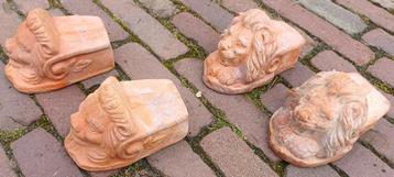 Terra cotta leuwenvoetjes, voor onder grote tuinpotten beschikbaar voor biedingen