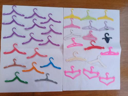 Barbie kleding hangers, Kinderen en Baby's, Speelgoed | Poppen, Zo goed als nieuw, Barbie, Ophalen of Verzenden