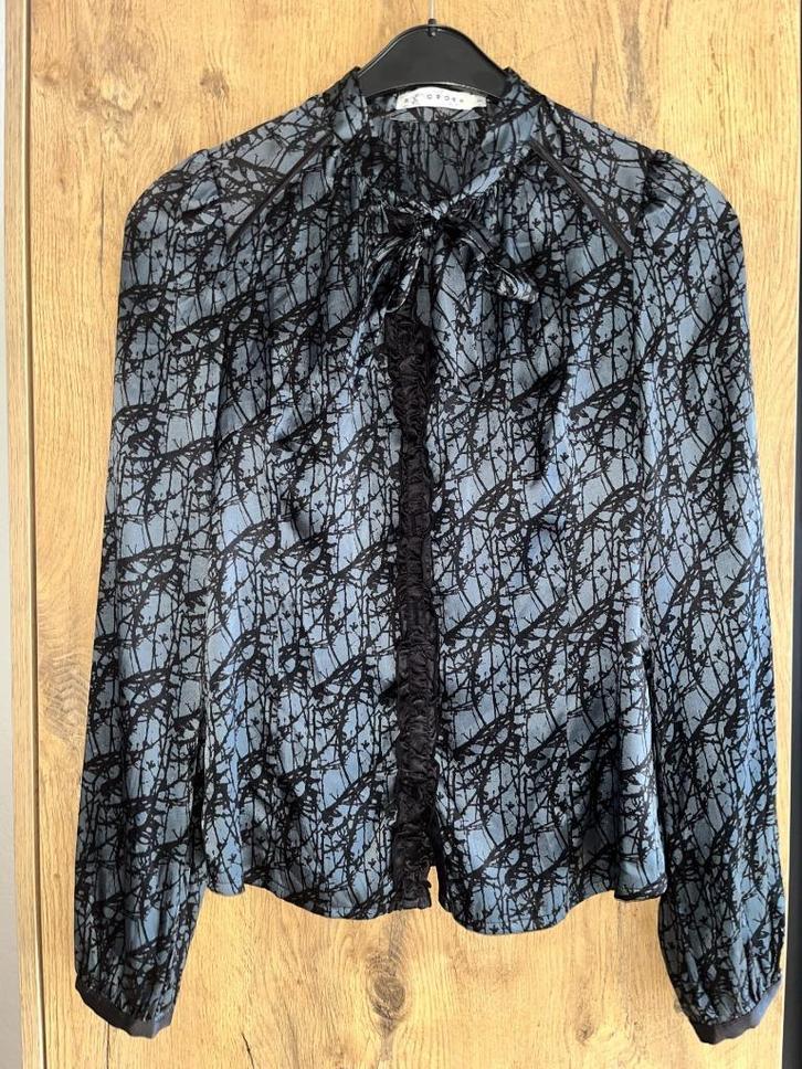 By Groth blouse maat 36 zijde blauw/grijs zwart strik ruches, Kleding | Dames, Blouses en Tunieken, Zo goed als nieuw, Maat 36 (S)