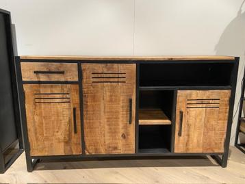 nu of nooit! Dressoir Kendall. Hout: Mangohout  beschikbaar voor biedingen