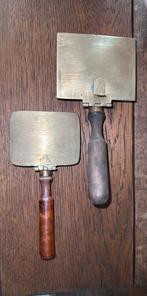 Twee antieke asbakken met houten handvat, Ophalen of Verzenden